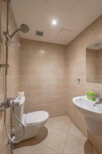 un baño con inodoro y lavabo en Elegant 2BR Plus Nanny Room in Mangroovy Gouna, en Hurghada 24 fotos más