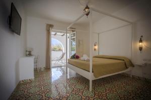 Un pat sau paturi într-o cameră la Mari del Sud Resort