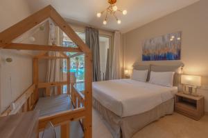 Un dormitorio con una cama grande y una escalera. en Elegant 2BR Plus Nanny Room in Mangroovy Gouna, en Hurghada