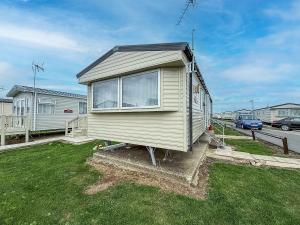 Ein winziges Haus sitzt in einem Hof in der Unterkunft Lovely 6 Berth Caravan At St Osyth Beach Holiday Park In Essex Ref 28035Fi in Clacton-on-Sea