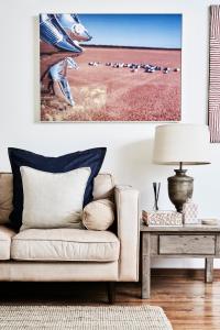 un salon avec un canapé et une table dans l'établissement Sign Maker's Cottage, à Warburton