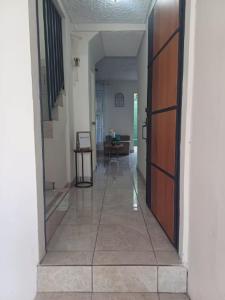 a hallway with a door and a room with a couch at CasaRomeroSV Casa completa 5 min de mall seguridad 3 cuart Lavad Sec aire ac 1pq in Mexicanos