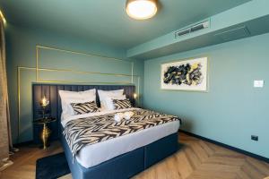 スベティ・フィリップ・イ・ヤコブにあるBoutique Rooms Rogovoの犬が寝ているシマウマ柄のベッド