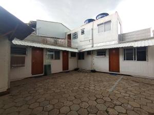 an empty parking lot in front of a building at Vila do Chaves Casa Seu Madruga 72 in Itajaí