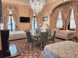 Televisyen dan/atau pusat hiburan di Walker Mansion on St Charles Ave - Unit 1