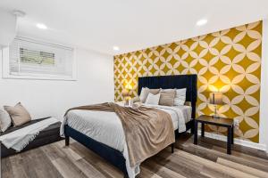 亚特兰大Chic 2BR Bungalow House的一间卧室设有一张床和黄色的墙壁