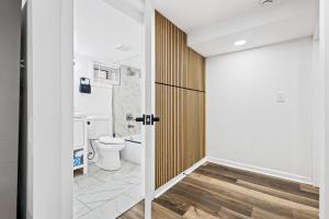 亚特兰大Chic 2BR Bungalow House的带马桶和水槽的浴室 更多14张照片