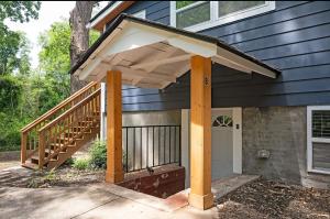 亚特兰大Chic 2BR Bungalow House的遮篷在房子前门上