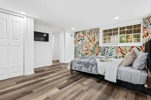 亚特兰大Chic 2BR Bungalow House的房间里有一张床和一台电视的卧室