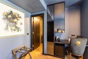 スベティ・フィリップ・イ・ヤコブにあるBoutique Rooms Rogovoのデスク、椅子、鏡が備わる客室です。