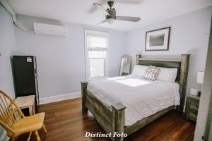 Un dormitorio con una cama y un ventilador de techo. en Vacation House Washington DC, en Washington