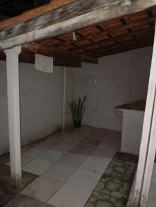 an empty room with a table and a counter at Casa Sueli 2 in Aparecida