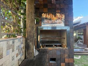 a brick oven with chickens cooking in it at Casa de Pedras in Prado