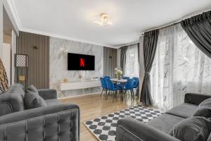 sala de estar con sofá y mesa con sillas azules en Modern Apartment Zone 1, 2 Bed Sleeps 6 with Balcony in Central London - Open for Families Relocating, Business Stay, and Long Stay, en Londres