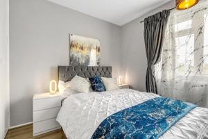 Un dormitorio blanco con una cama y una ventana. en Modern Apartment Zone 1, 2 Bed Sleeps 6 with Balcony in Central London - Open for Families Relocating, Business Stay, and Long Stay, en Londres