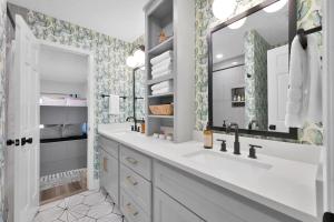 Ένα μπάνιο στο Lakeside Getaway Quiet Canal 2 Story Deck +57 φωτογραφίες