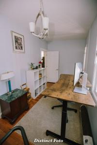Una habitación con un escritorio con una computadora encima. en Vacation House DC Free Parking, en Washington 4 fotos más