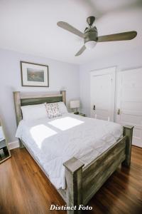 Un dormitorio con una cama con ventilador de techo. en Vacation House DC Free Parking, en Washington