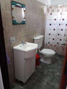 Un baño con un lavabo blanco y un inodoro. en El descanso, en Pantanillo