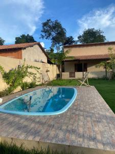 una piscina en el patio de una casa en Casa Carvalho em Alter do Chão - Aconchego em meio a natureza, en Santarém