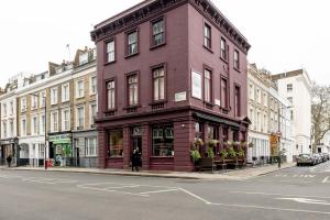 a brown building on the corner of a street at 4BD Townhouse - Paddington! in London