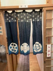 a room with black and white curtains on a shelf at Yado KONAMI in Shimoda