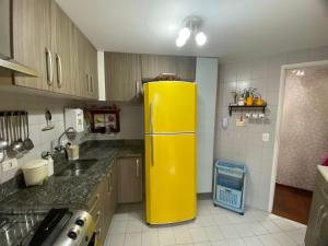 Η κουζίνα ή μικρή κουζίνα στο Apartamento 2 quartos aconchegante
