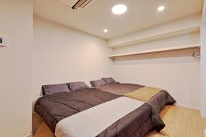 a bedroom with a large bed in a room at v close to Noagata 15 min to Shinjuku station in Tokyo