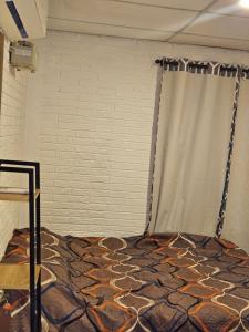 Hostal Blanquita في سان سلفادور: سرير في غرفه ستاره