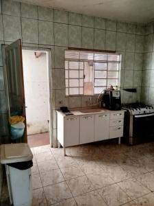 a kitchen with a sink and a stove at Casa Completa para Festa do Peão de Barretos in Barretos