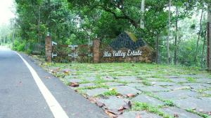 イェールカードゥにあるBlue Valley Estate-12 Acre Forest-Silver Oak-Villaの道路の横に隠されたシャトルが1つあるという標識