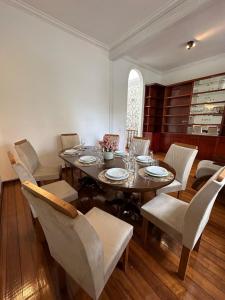 a dining room with a table and chairs at Casarão para 16 pessoas in Rio de Janeiro +59 photos