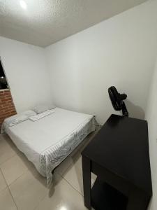 Кровать или кровати в номере Habitación doble cerca aeropuerto,estadio y autobuses