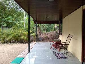 a patio with chairs and a table in a house at Casa La Montaña in Sámara