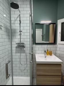 a bathroom with a shower and a sink and a mirror at studio Espania in Hospitalet de Llobregat