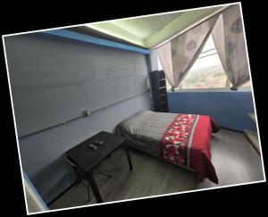 a small room with a bed and a table at Parque Residencial Practiquísimo Mini Depa 302 - rentaflex in Mexico City