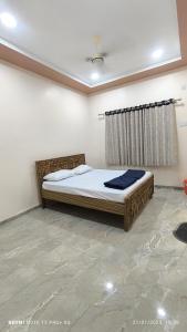 Ένα ή περισσότερα κρεβάτια σε δωμάτιο στο Maheshwari Yatri Nivas