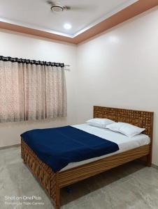 Ένα ή περισσότερα κρεβάτια σε δωμάτιο στο Maheshwari Yatri Nivas