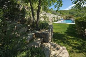 Bazén v ubytování Luxury Tuscan Villa with award winning garden and pool nebo v jeho okolí