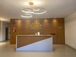 een lobby met een bord voor een stervormige glazen apotheek bij Luxuoso Studio no Serra Class (307) in Canela +24 foto's