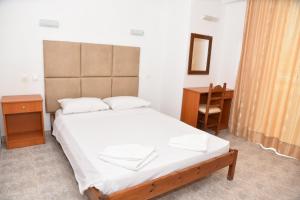 um quarto com uma cama grande e uma secretária em Butterfly Studios, Faliraki em Faliraki