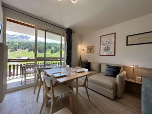a living room with a table and a couch at Studio pratique pour 4, proche remontées, parking - FR-1-525-295 in Superdevoluy