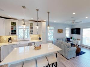 Кухня или мини-кухня в Single Family, Beach Badges, Private Yard, Hot Tub, Jacuzzi-Jet Tub, Wifi, Bay Side Single Family Home In Ship Bottom,

