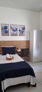 a bedroom with a bed with two towels on it at Casa com 2 quartos e 4 camas, banheiro exclusivo, cozinha e sala ampla in Barcarena