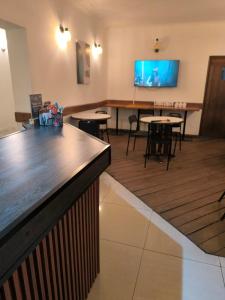 TV a/nebo společenská místnost v ubytování Hotel Plaza Sky