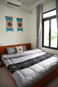 枚州县Bảo An Homestay的一间卧室，配有两张床和一扇窗户 更多10张照片