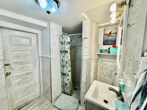 Bilik mandi di Tiny Private Room at the Upper Level of a Big House with Shared Bathroom