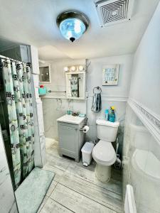 Bilik mandi di Tiny Private Room at the Upper Level of a Big House with Shared Bathroom