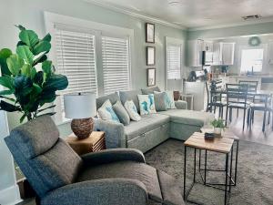 un soggiorno con un divano e un tavolo di The White House at Weeki Wachee a Spring Hill