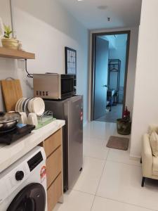 Η κουζίνα ή μικρή κουζίνα στο Bay Suites by Jom Summer Suites
